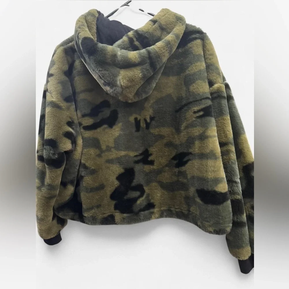 Forever 21 womens M winter long sleeve Faux Fur Camo punk goth Hooded Sweatshirt